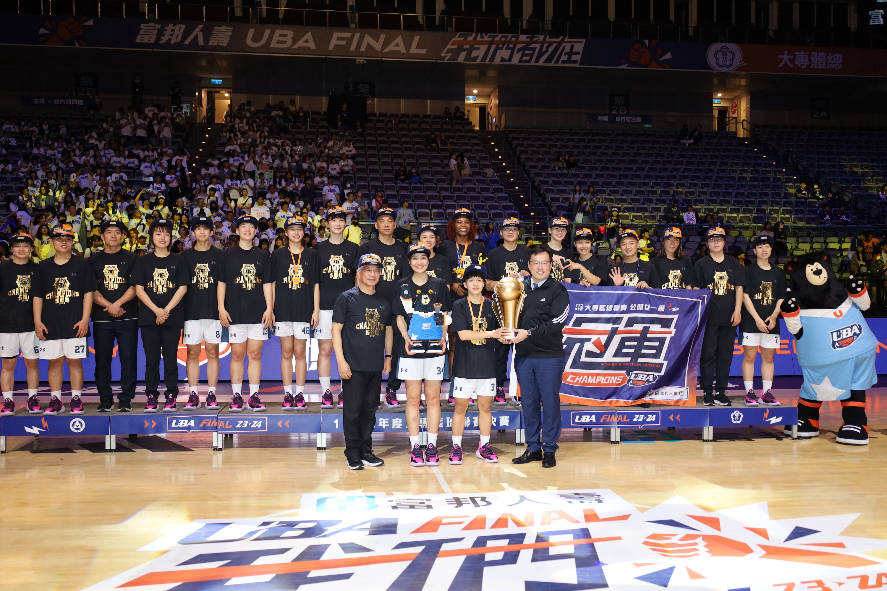 (圖)Sports Administration Director General Cheng Shih-chung (front row, right) presented the trophy to the winners in the women’ open group of the 2023 University Basketball League, Shih Hsin University.